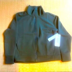 Lightweight jacket provides warmth without weight. Medium green. 🎁